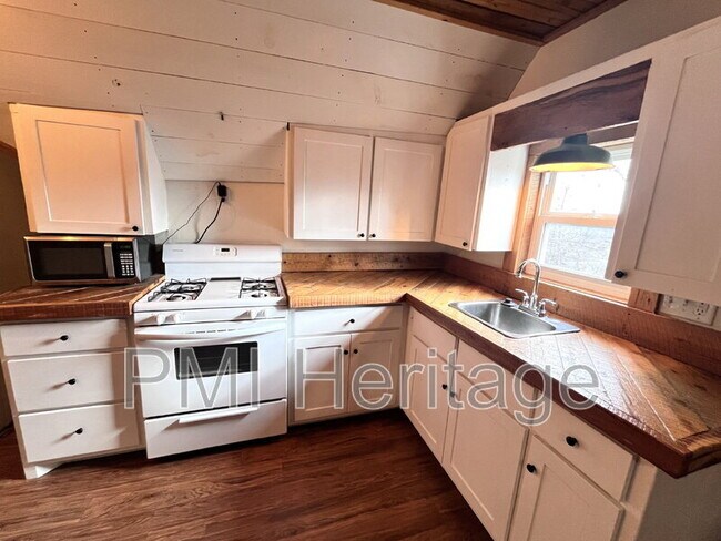 Building Photo - 122 W Pine St