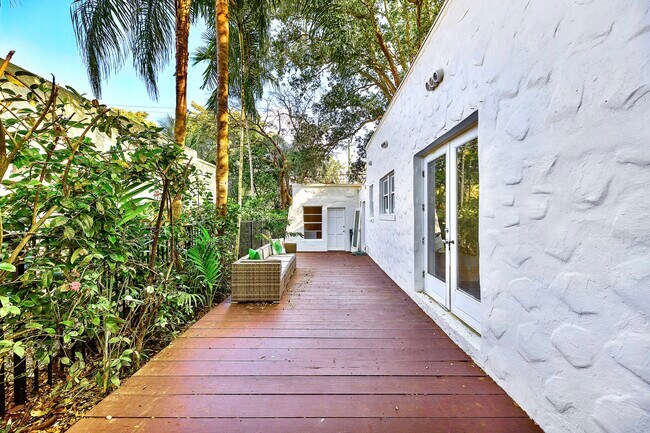Building Photo - 1139 Venetia Ave