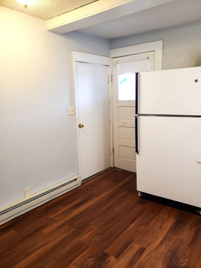 Building Photo - 823 High St