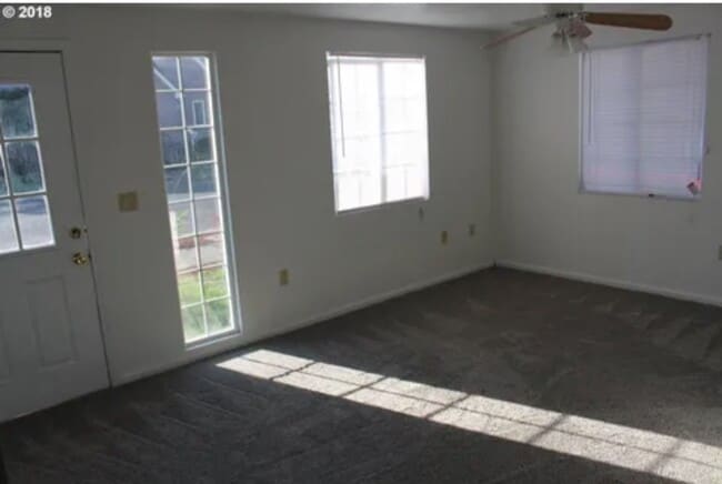 Building Photo - 822 NE Ford St