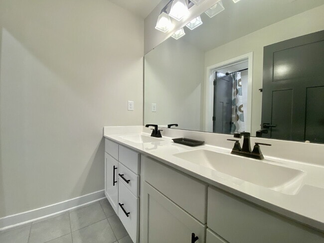 Building Photo - GORGEOUS TOWNHOME IN SOUTH PARK