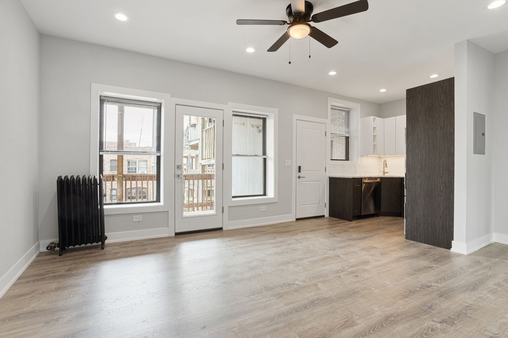 Building Photo - 6917 N Lakewood Ave