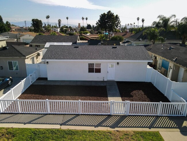 Building Photo - 1600 E Columbia Ave