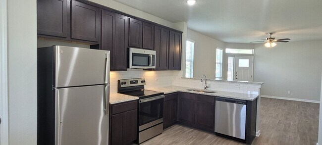 Building Photo - Luxury Townhouse in Cibolo