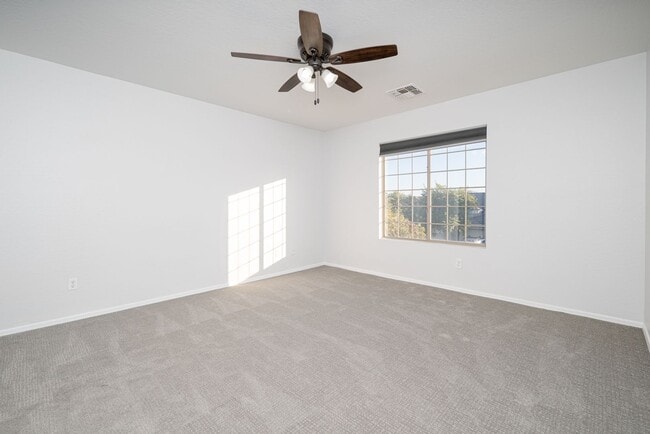 Building Photo - 4 bed, 2.5 bath, 2,251 sqft