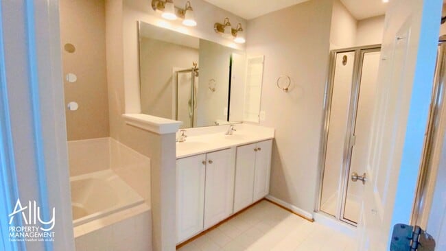 Building Photo - 908 Rainier Rd