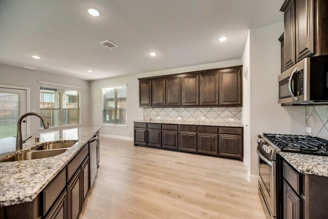 Building Photo - Checkout This 4 bed 2.5 bath 2827 sqft - Paloma Creek Beauty!!!