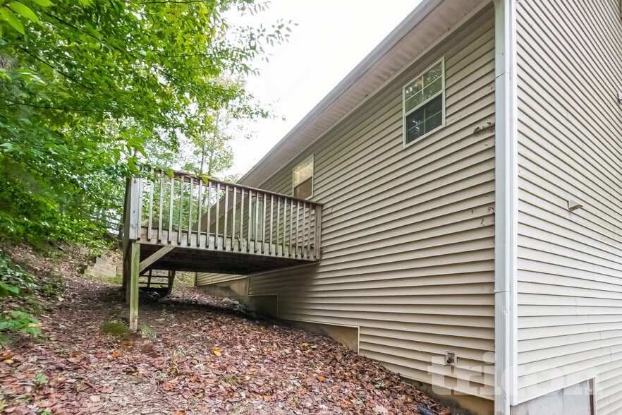 Building Photo - 1048 Whispering Woods Dr