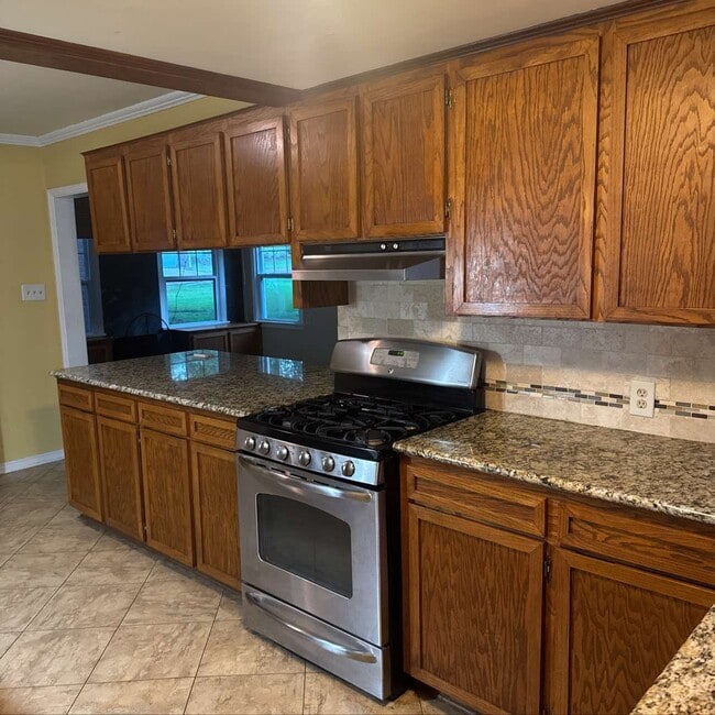 Building Photo - 209 N Pinecrest Dr