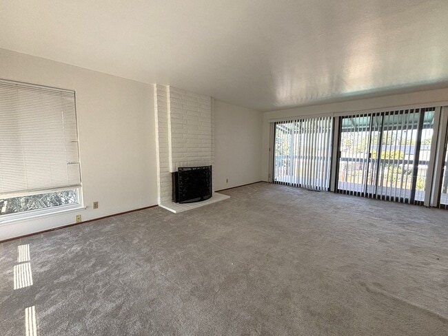 Building Photo - Hayward Hills Home is beautiful location, ...