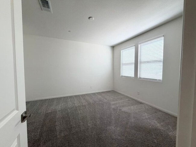 Building Photo - Wonderful 3-story single house in Kestrel Commons
