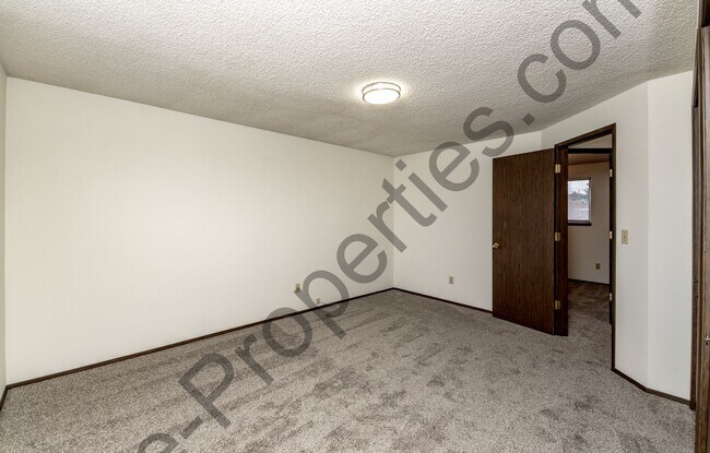 Building Photo - 4 bedroom 2.5 bathroom Home