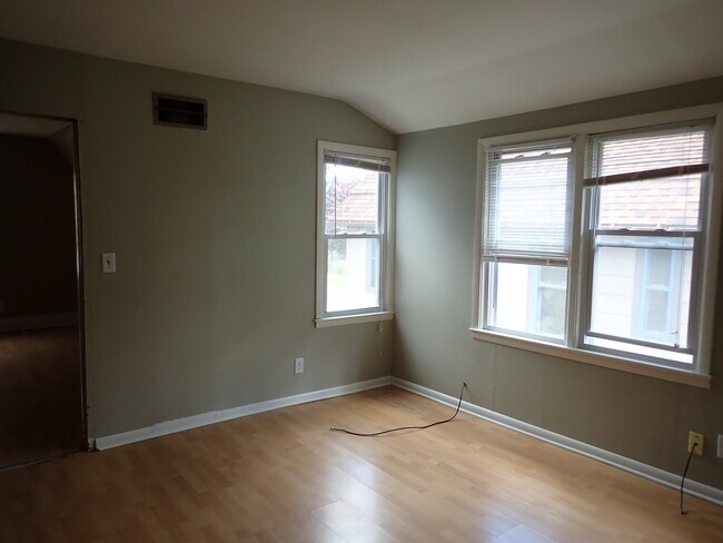 Building Photo - 929 E Clarke St