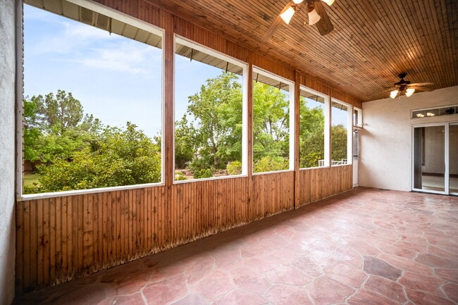 Building Photo - "Spacious 4-Bedroom, 4.5 Bathroom 4792 sq. ft. Retreat with Scenic Views and Cozy Fireplace in St...
