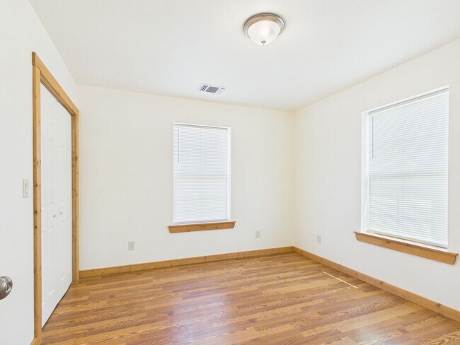 Building Photo - 1124 Thiele Ln
