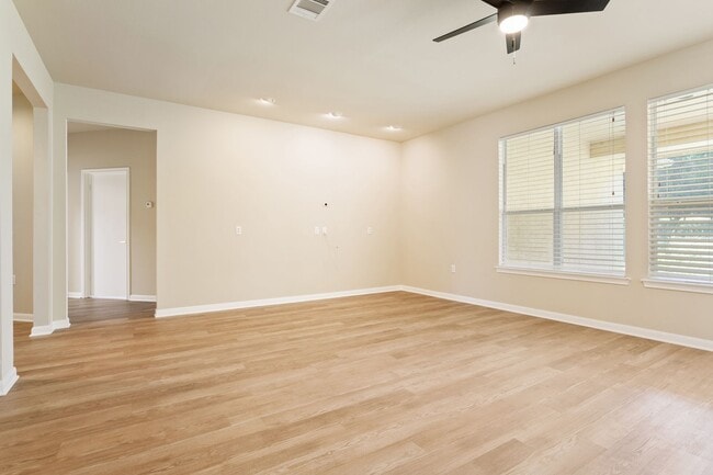 Building Photo - 118 Larkspur Ln