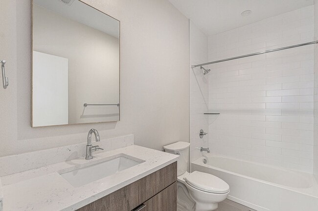 Building Photo - Spacious 3 bedroom home in the heart of Ed...