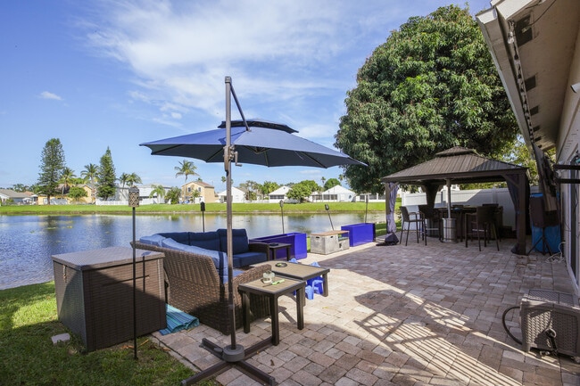 Building Photo - 3875 Circle Lake Dr