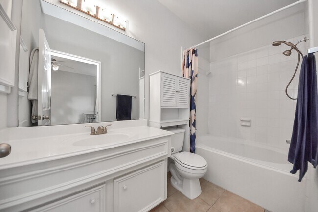 Building Photo - 943 W Heights Hollow Ln