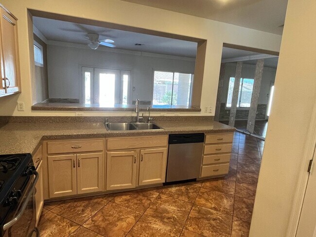 Building Photo - Stunning 3 bedroom 3 bath with Guest House in Sun City Anthem for 55+!
