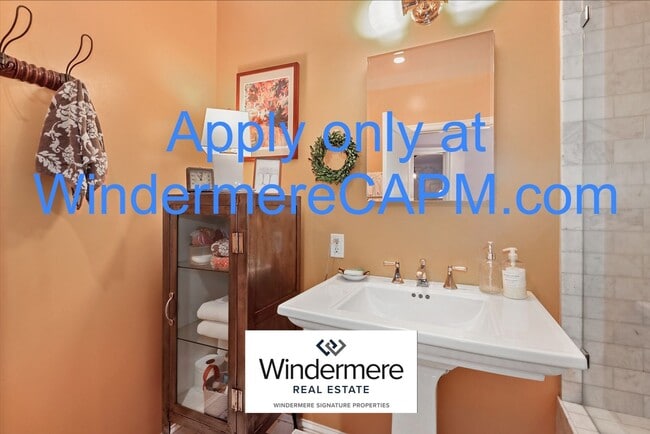 Building Photo - Stunning 5 Bed/3 Bath Home in Highly Desirable Fab Forties of East Sacramento!