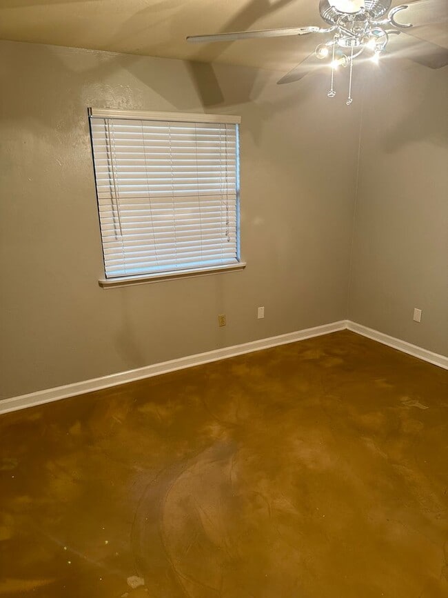 Building Photo - Great townhome in Brewster Estates!