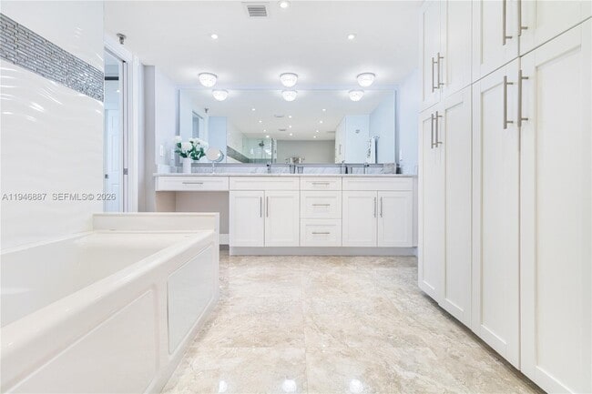 Building Photo - 6061 Collins Ave