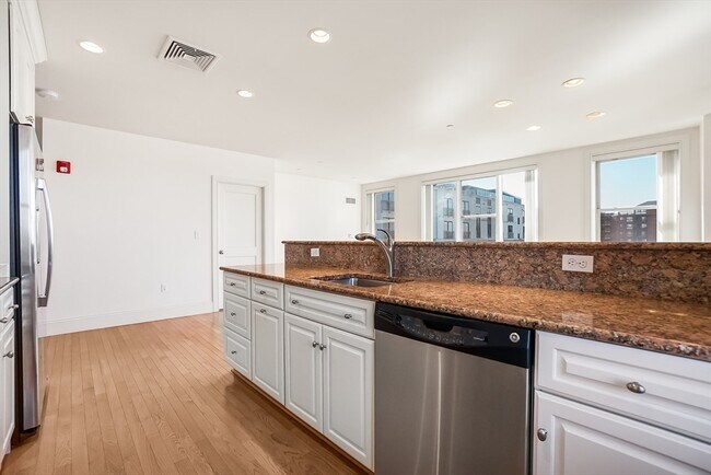 Building Photo - 116-128-128 Rantoul St