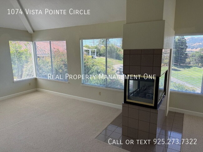Building Photo - 1074 Vista Pointe Cir