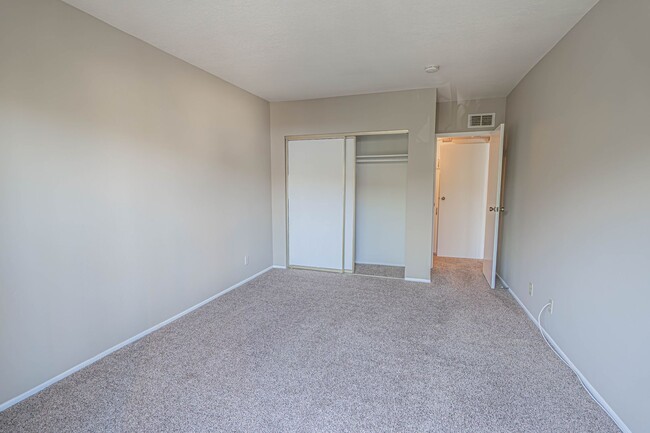 Building Photo - 1 Bedroom Condo for Rent in Canyon Country!
