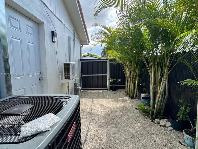 Primary Photo - 9815 SW 21st St