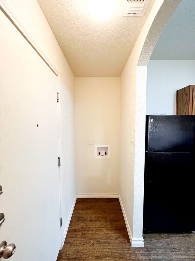 Building Photo - 1519 Justin Lp