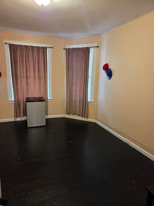 Building Photo - Spacious 3.5 BDR Apartment with Closed Fro...