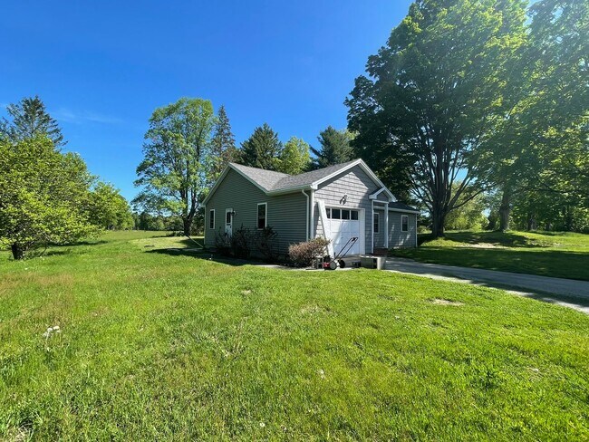 Building Photo - Single-Family Home for Rent - Dover, NH