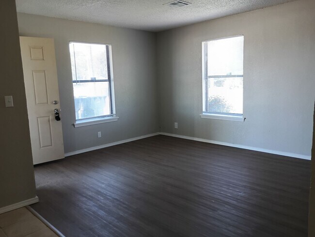 Building Photo - Cute Duplex