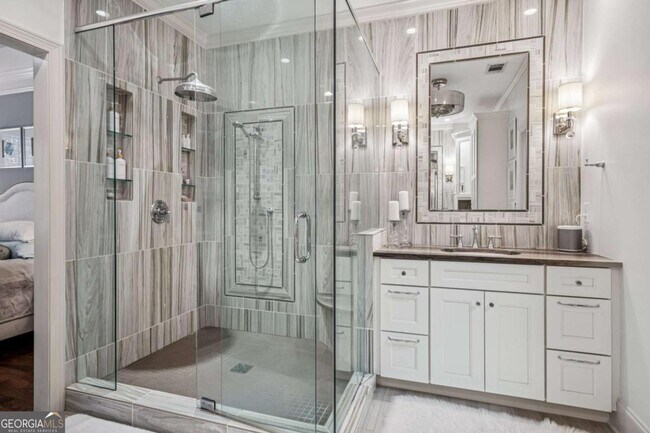 Building Photo - 9026 Riverbend Manor