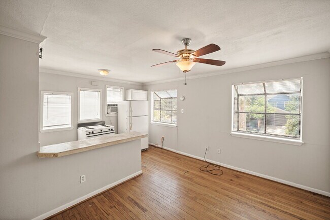 Primary Photo - Cozy 1-Bedroom in the Heart of Montrose!