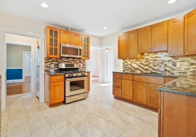 Building Photo - 9/1 No Fee! Spacious two-level 4BR/2BA near Oak sq!