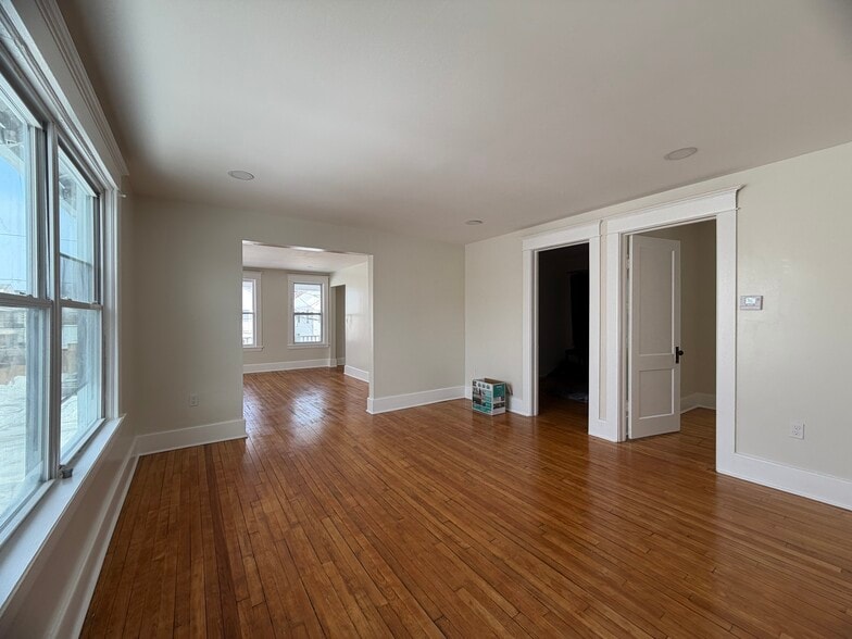 Building Photo - 608 Emily St