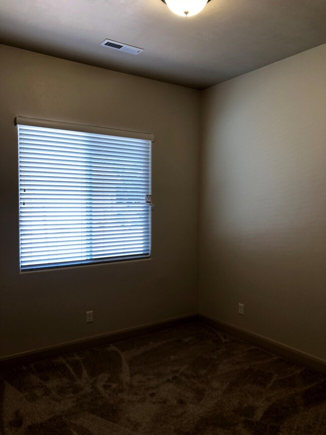 Building Photo - Townhome in Hurricane