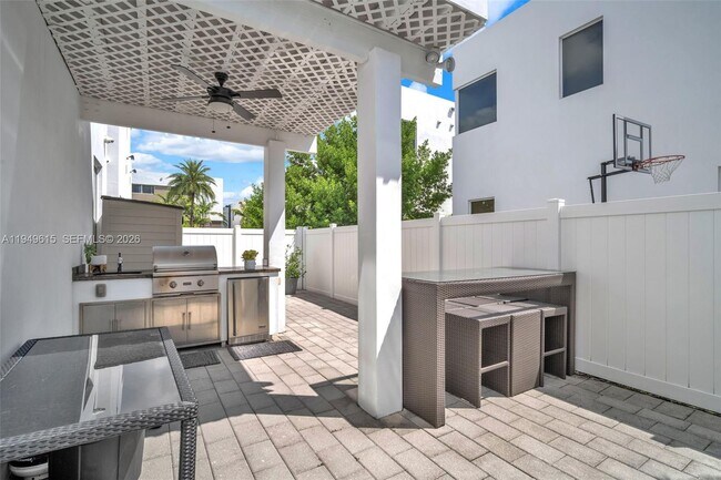 Building Photo - 7457 NW 101 Ave