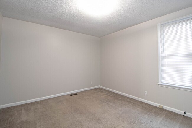 Building Photo - 814 Golf View Pl