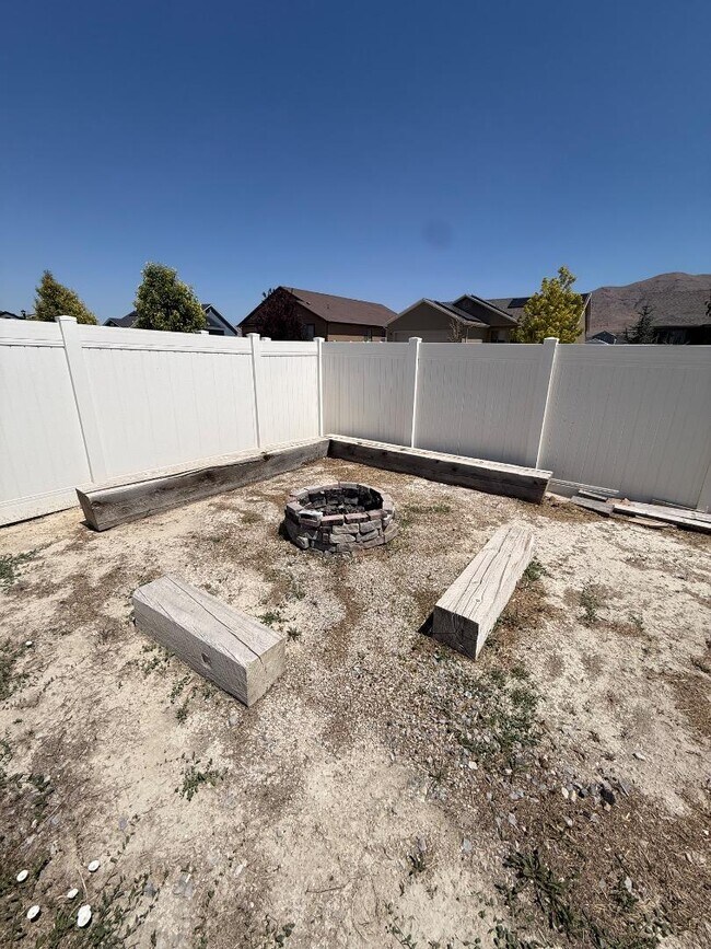 Building Photo - 1375 E Rachel Way