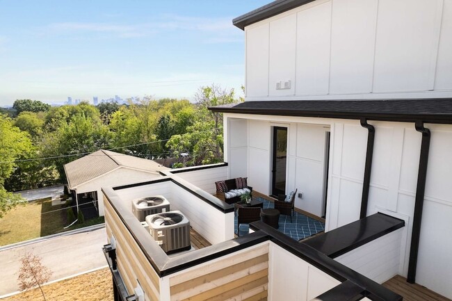 Building Photo - 1806 Lischey Ave