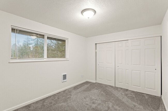 Building Photo - RECENTLY UPDATED 2 BEDROOM 1.5 BATH TOWNHOME IN TIGARD!