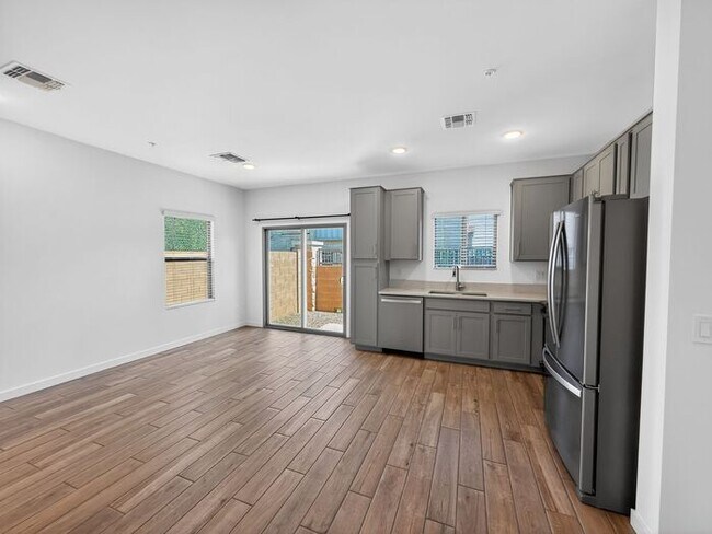 Building Photo - Stunning New 3Beds/2.5Bath Townhome in Phoenix, AZ!