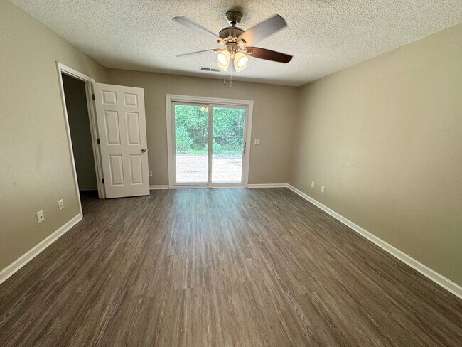 Building Photo - 109 Hickory Dr