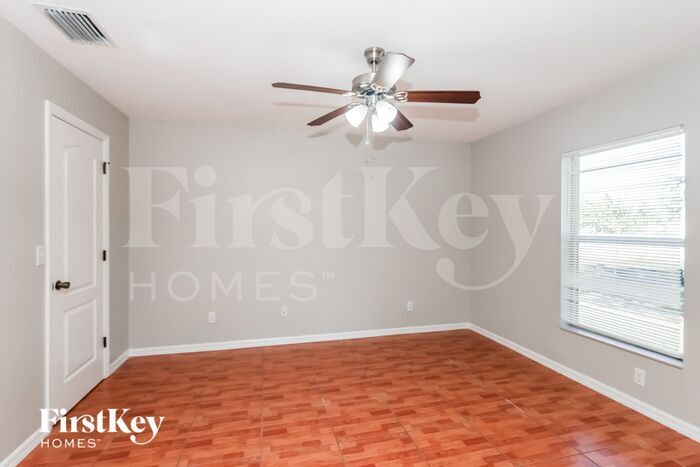 Building Photo - 517 NE 15th Terrace