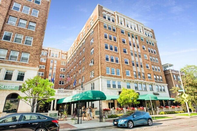 Primary Photo - 1028 E Juneau Ave