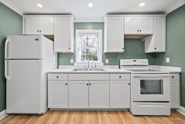 Building Photo - 2 Bedroom Pet Friendly Home For Rent Near Madison Street!